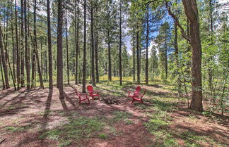 Foto 2 - Woodsy Pinetop Cabin + Deck & Separate Casita