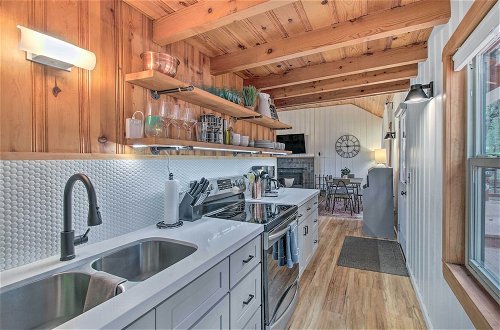 Foto 15 - Woodsy Pinetop Cabin + Deck & Separate Casita