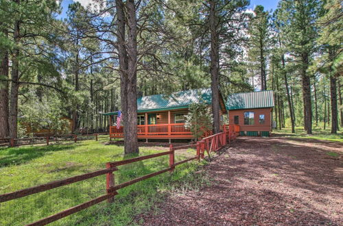 Foto 19 - Woodsy Pinetop Cabin + Deck & Separate Casita