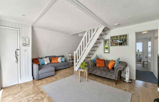 The Lookout, Sunny Beach Retreat, Sleeps 5 Guests - Photo 1