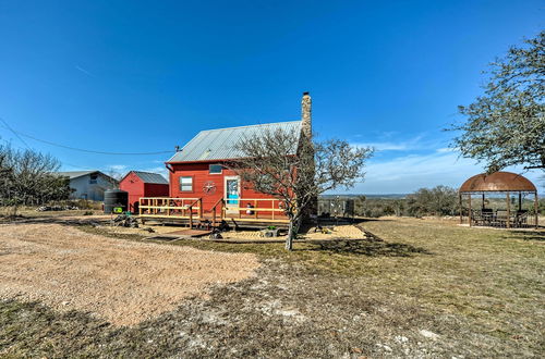 Foto 10 - Pet-friendly Fredericksburg Cabin w/ Lovely Views