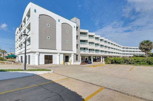 Foto 18 - Beachfront Galveston Condo w/ Pool & Ocean Views