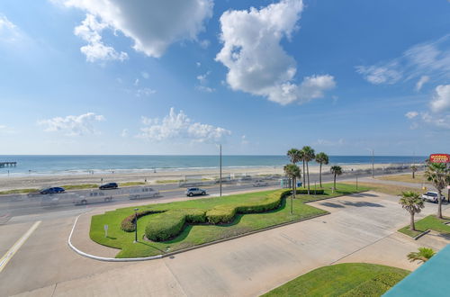 Foto 13 - Beachfront Galveston Condo w/ Pool & Ocean Views