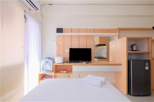 Photo 12 - Nice And Comfy Studio At Green Pramuka City Apartment