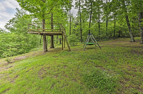 Foto 8 - Spacious & Elegant Mountain View Cabin w/ Deck