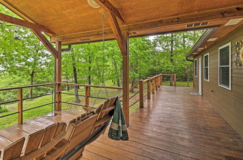 Foto 39 - Spacious & Elegant Mountain View Cabin w/ Deck