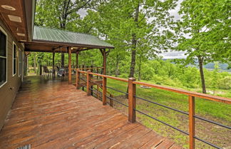 Foto 3 - Spacious & Elegant Mountain View Cabin w/ Deck