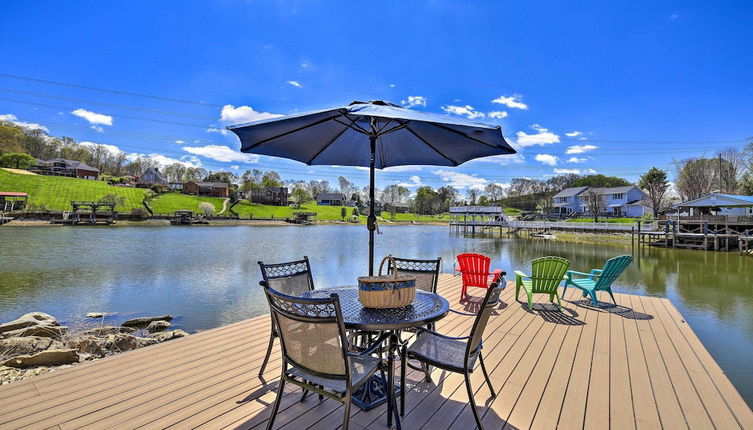 Foto 1 - Lake House Haven: Fire Pit, Boat Dock + More