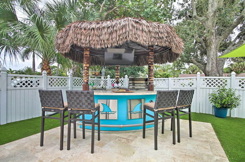 Foto 7 - Vibrant Home w/ Outdoor Oasis ~ 1 Mi to Beach