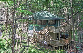 Foto 1 - Unique Gatlinburg Cabin: Decks, Hot Tub, Fire Pit