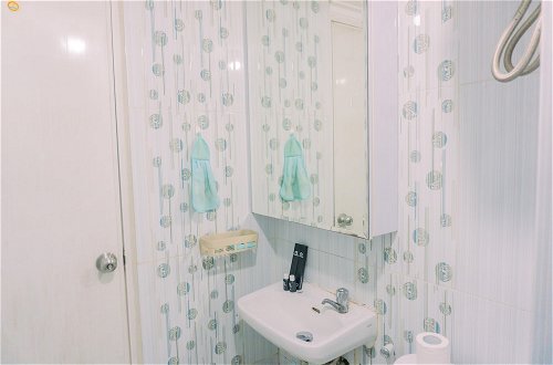 Photo 14 - Cozy Stay And Tidy 1Br Green Bay Pluit Apartment