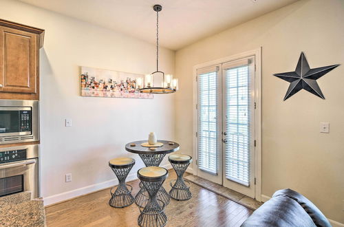 Foto 7 - Pet-friendly Houston Townhome w/ Fenced Yard