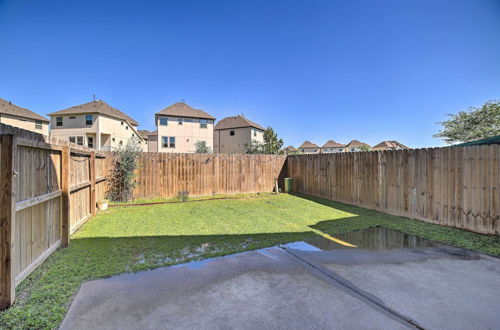 Foto 12 - Pet-friendly Houston Townhome w/ Fenced Yard