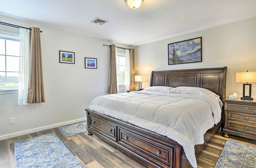 Foto 7 - Ideally Located Glen Cove Apartment