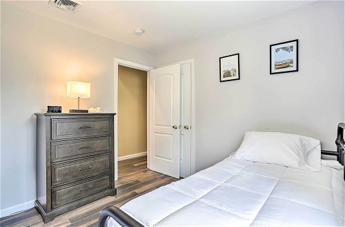 Foto 18 - Ideally Located Glen Cove Apartment