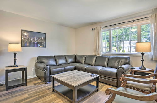 Foto 10 - Ideally Located Glen Cove Apartment