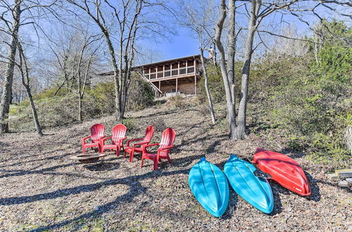 Foto 7 - Lake Norman Cabin: Private Dock & Hot Tub