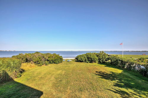 Foto 8 - Luxe Waterfront East Quogue Home w/ Beach On-site