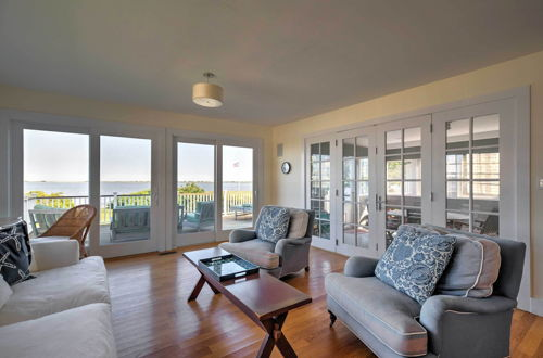 Foto 13 - Luxe Waterfront East Quogue Home w/ Beach On-site