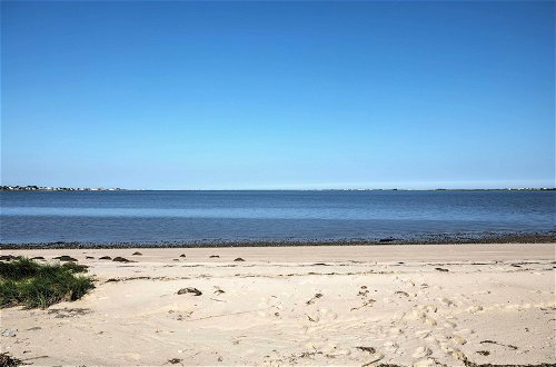 Foto 22 - Luxe Waterfront East Quogue Home w/ Beach On-site
