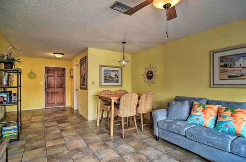 Foto 2 - Updated Condo Near Beach: Ideal Walkable Location