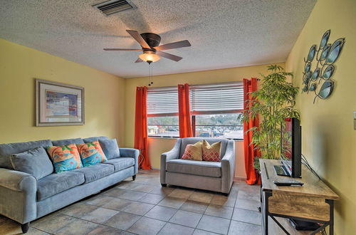 Foto 1 - Updated Condo Near Beach: Ideal Walkable Location