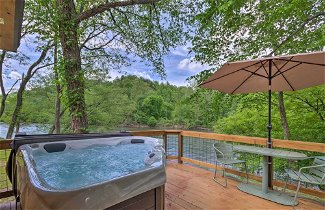 Foto 1 - Waterfront Cabin w/ Hot Tub on Tuckasegee River