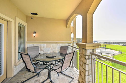 Foto 20 - Lakefront Corsicana Condo w/ Balcony & Pool Access