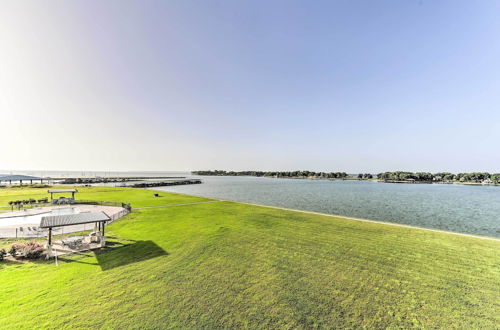 Foto 26 - Lakefront Corsicana Condo w/ Balcony & Pool Access