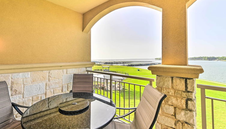 Foto 1 - Lakefront Corsicana Condo w/ Balcony & Pool Access