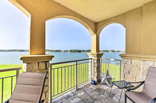 Foto 24 - Lakefront Corsicana Condo w/ Balcony & Pool Access