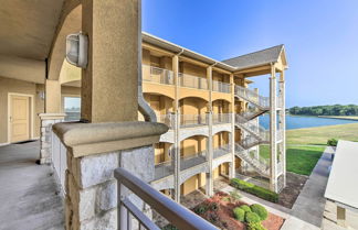 Foto 3 - Lakefront Corsicana Condo w/ Balcony & Pool Access