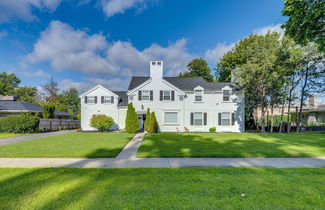 Photo 1 - Luxurious Detroit Home - Walk to Golf & Park