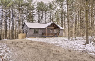 Foto 3 - Quiet Pines Cabin w/ Hot Tub & Fishing Pond