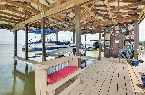 Foto 13 - Beautiful Lakehouse w/ Hot Tub, Boathouse & Kayaks