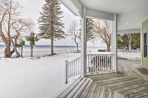 Foto 6 - Spacious Lakefront Cottage w/ Fire Pit