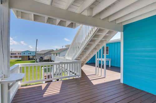 Photo 3 - Sunny Freeport Beach House Rental Near Shore