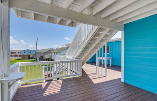 Photo 3 - Sunny Freeport Beach House Rental Near Shore