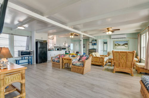 Photo 11 - Sunny Freeport Beach House Rental Near Shore