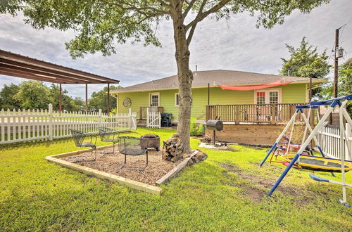 Foto 1 - 'the Gathering Place' Brenham Home on 6 Acres