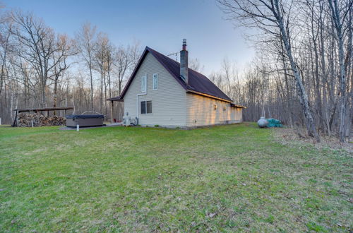 Foto 13 - Cozy Birchwood Retreat on UTV Trail w/ Hot Tub