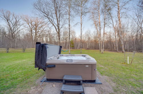 Foto 21 - Cozy Birchwood Retreat on UTV Trail w/ Hot Tub