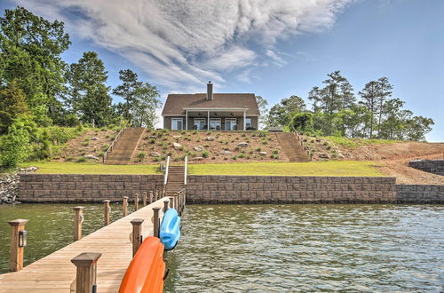 Foto 11 - Elegant Lakefront Gem w/ Dock + Sunset Views