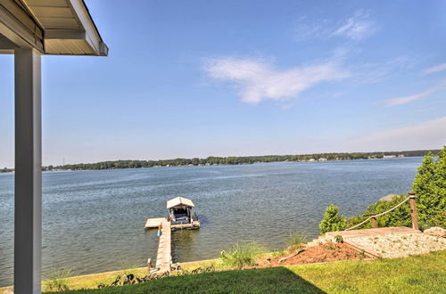 Foto 13 - Elegant Lakefront Gem w/ Dock + Sunset Views