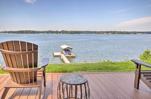 Foto 19 - Elegant Lakefront Gem w/ Dock + Sunset Views