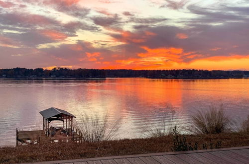 Foto 43 - Elegant Lakefront Gem w/ Dock + Sunset Views