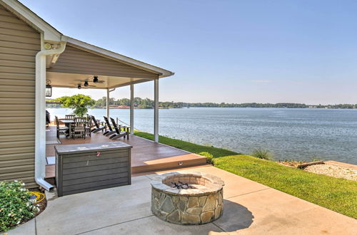 Foto 35 - Elegant Lakefront Gem w/ Dock + Sunset Views