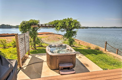 Foto 6 - Elegant Lakefront Gem w/ Dock + Sunset Views