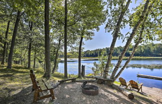 Foto 1 - Four-season Lake Cabin w/ Canoe & Paddle Boat