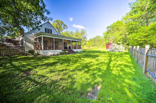 Foto 12 - Peaceful Family Home w/ Fire Pit & Large Yard